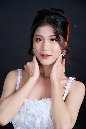 亚洲性感吊带盘发美女写真图片